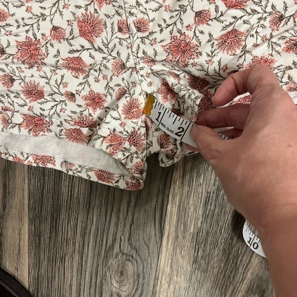 H&M White and Pink Floral Denim Style  Shorts  size 10 - Picture 6 of 8